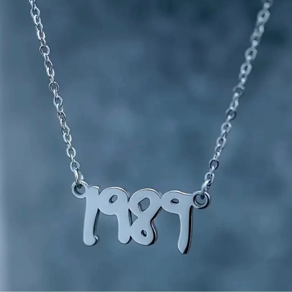 1989 Album Necklace.‎ New - Picture 3 of 4